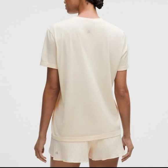 NWT Lululemon Swiftly Relaxed Short Sleeve Shirt Updated Fit Light Ivory 4 Run - Picture 3 of 11